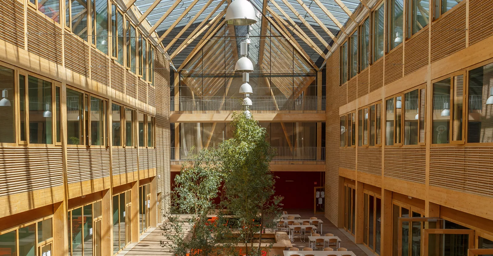 Lycée International Nelson Mandela - Nantes (44) I Façade intérieure en chêne ignifugé dans la masse et Ignipli® en épicéa I Woodenha Industries