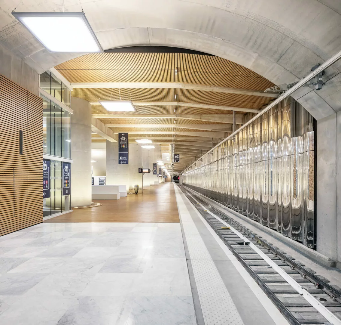 Intérieur gare RER EOLE La Défense - Ignifugation plafond Douglas BIME®