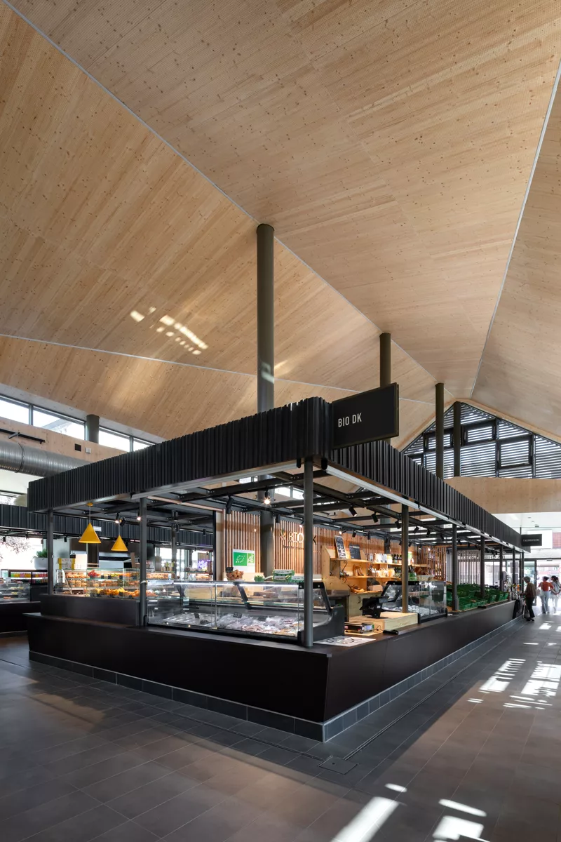 Panneaux Ignipli® en épicéa massif dans la halle alimentaire de Dunkerque